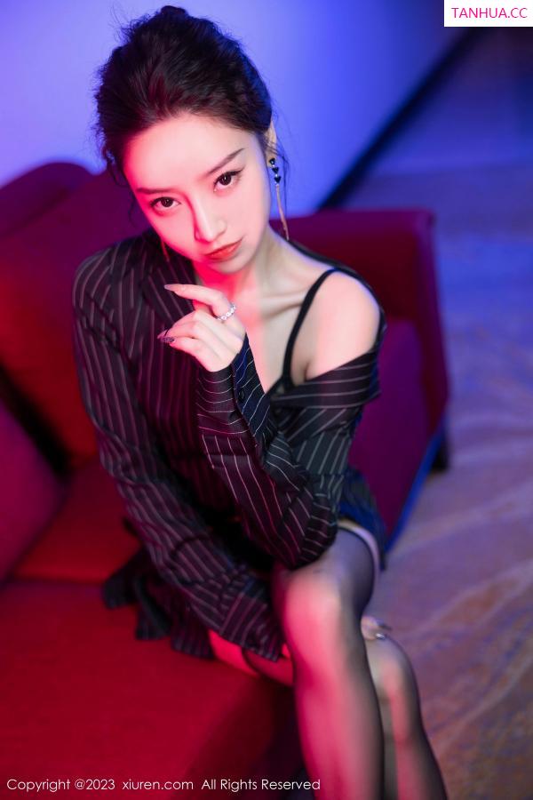   [XiuRen]高清写真图 2023.11.03 No.7611 苏曼兮 黑丝美腿第16张图片